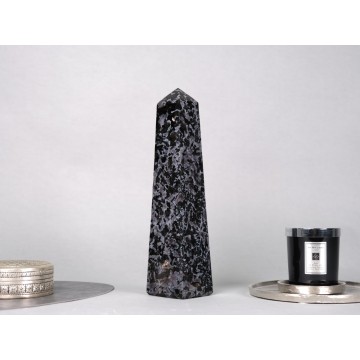 Prisma Gabbro Obelisk