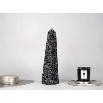 Prisma Gabbro Obelisk